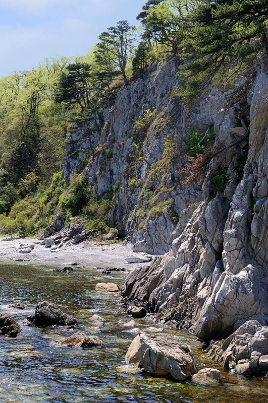 Под жопой ритмично хлюпает холодная япономорская вода. Неспешно фотографирую каменные огрызки морщинистой суши, понимая, что для отображения масштаба природного объекта в каждом кадре придется ловить еще и кого-нибудь из товарищей сокаячников.