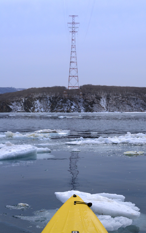 На воде тепло, особенно с двухлопастной грелкой в руках. Вполне можно не толочься вдоль острова Елены, а отправляться в дальний заплыв, пока в заливе никого нет. Хотя, самоотливной кокпит моего каяка имеет гнусную особенность - в сильно загруженном состоянии осадка увеличивается, и задница гребца периодически намокает. В принципе, хрен с ним, двое детей у меня уже есть.