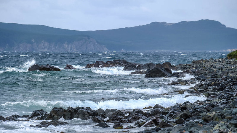 Утром взглянули на море и .... ну вообщем у нас дневка. Саня Леха ходили в поселок за скотчем, чтобы клеить, а не пить. Мы пили и спали. К вечеру в бухте напротив кораблей поприбавилось. От шторма прятали все кто мог.  