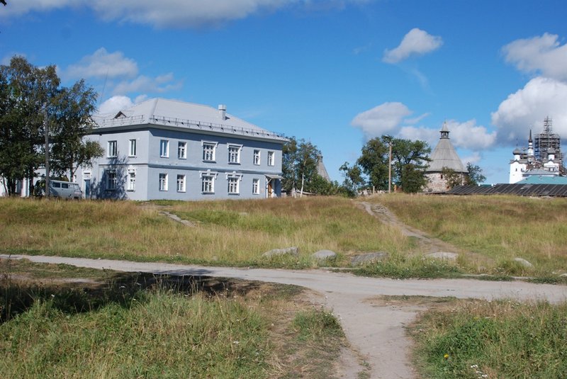 13:24. Мы в музее СЛОНа (Соловецкий&nbsp;Лагерь особого назначения). Экспозиция музея полностью состоит из фотографий,&nbsp;плакатов, выдержек из различных документов. Кстати, очень увлекательно, как&nbsp;будто книгу читаешь.