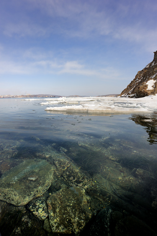 Зато кристально прозрачная вода демонстрирует одинокому каякеру подводные красоты зеленых камней и озимых водорослей.