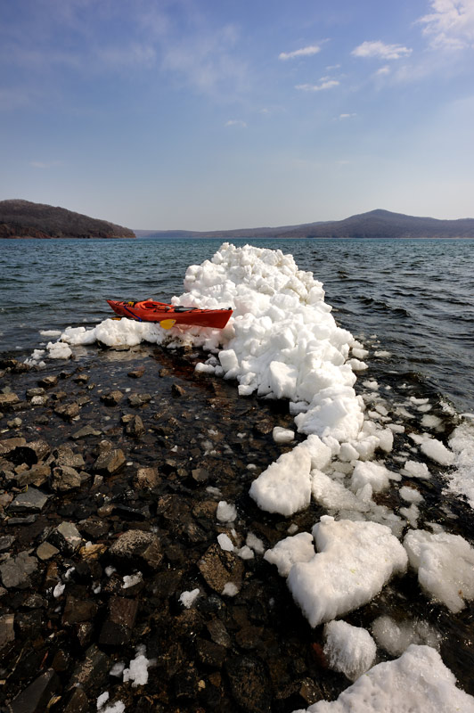 Однако, для морского каякинга нет плохой погоды. Как человека непьющего, а также мало увлеченного охотой и побирательством, процесс сбора черемши меня заботит крайне мало. Поэтому большую часть времени одиноко болтался на воде, лениво разглядывая знакомые берега.