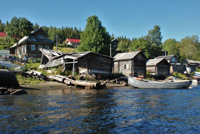 В деревне есть своя церковь.