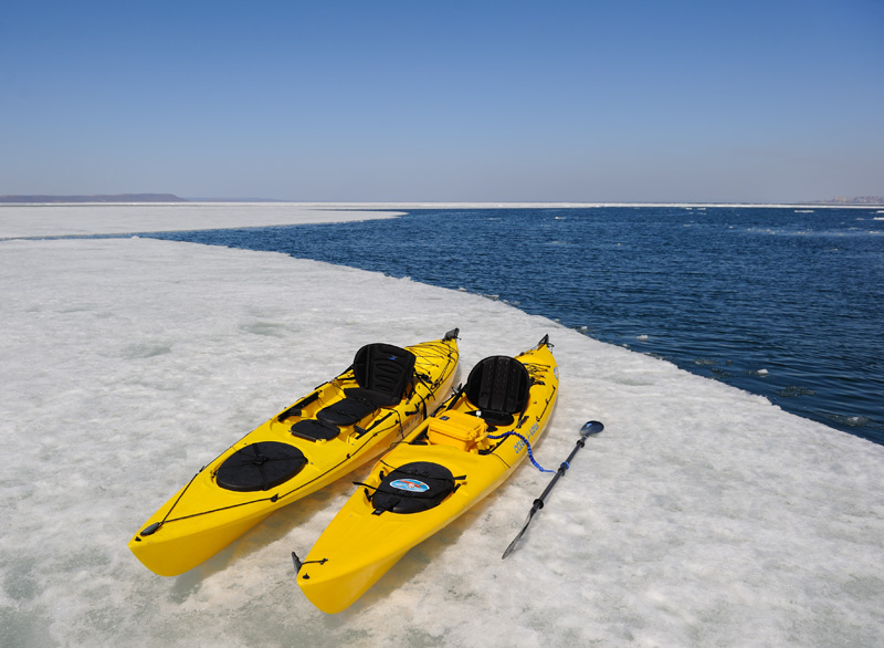 Дедушка Ocean Kayak Prowler 15 и его современный внук. С виду очень похожи, хотя в деталях — совершенно разные лодки.