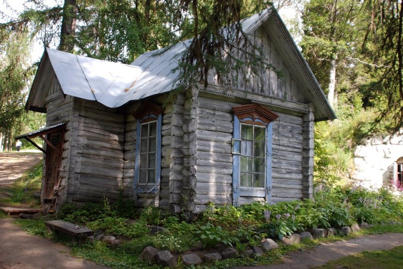 За сторожкой валунный ледник для&nbsp;хранения съестных припасов (1894-1899).&nbsp;