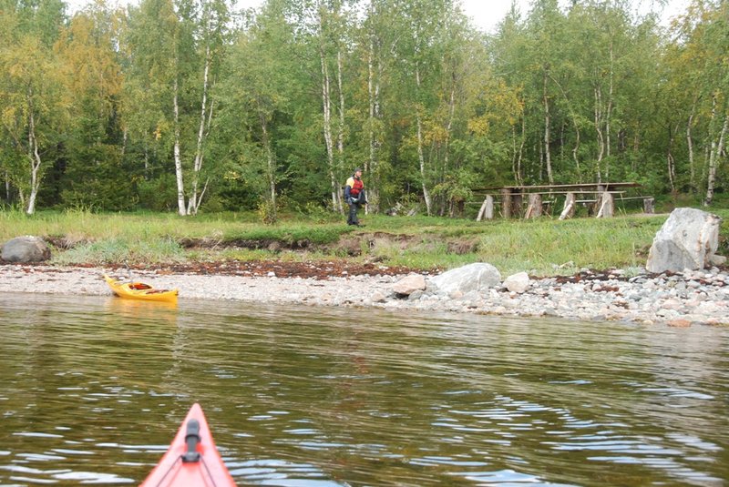 С воды мы заметили какое-то огромное полотнище, застрявшее на дереве. Но это оказался не параплан, который ищут. &nbsp;