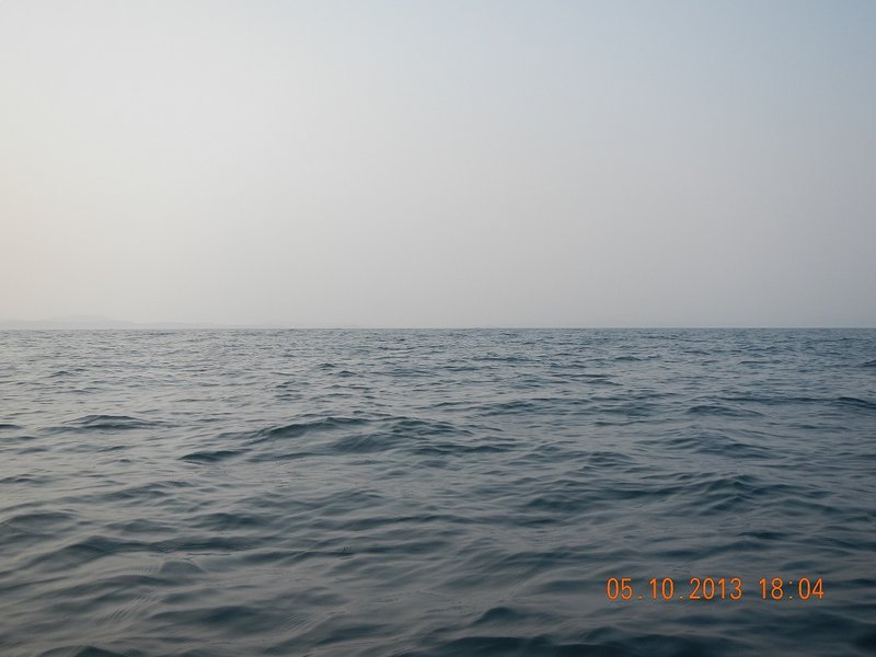 Потом, на фото, сделанным на этот момент, разглядел берег в районе Фокино - Дунай. Так что это был не мираж. 
Рыбаки уже не попадались. Шел по солнцу. Ориентир не очень удобный, вдобавок он был сбоку и чуть позади, поэтому сверялся по компасу.