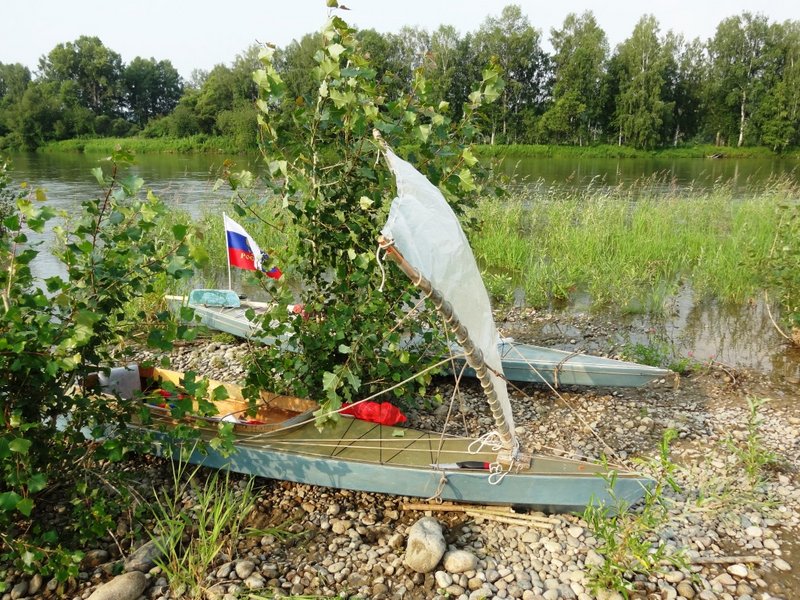 Дима
загорелся сделать парус к каяку и как то ловко у него это получилось, не даром
отец мастер спорта.


 
 
  
  
  
  
  
  
  
  
  
  
  
  
 
 
 

 


Дождик
наполнил о себе, вода начала подниматься, подошла к палатке, к каякам, срочный
подъем, дома поспим побольше.

