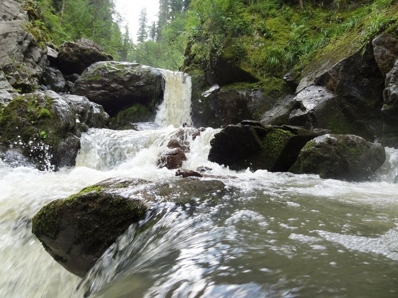 Небольшой каскад журчащей воды.

