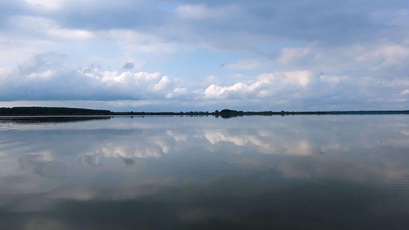 Ёлы-палы! Увидел я довольно
редкое явление - ровную гладь воды на водохранилище. Здесь практически всегда
дует ветер. И даже когда к вечеру ветер успокаивается, все равно на поверхности
гуляет небольшая рябь. А тут на тебе – практически ровная поверхность. Ёлы-палы! Увидел я довольно
редкое явление - ровную гладь воды на водохранилище. Здесь практически всегда
дует ветер. И даже когда к вечеру ветер успокаивается, все равно на поверхности
гуляет небольшая рябь. А тут на тебе – практически ровная поверхность.