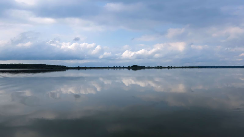 Ёлы-палы! Увидел я довольно
редкое явление - ровную гладь воды на водохранилище. Здесь практически всегда
дует ветер. И даже когда к вечеру ветер успокаивается, все равно на поверхности
гуляет небольшая рябь. А тут на тебе – практически ровная поверхность.