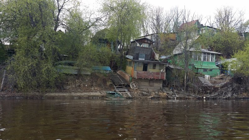 Время 14:50, проплываем мимо заброшенных на первый взгляд домиков с кучей лодок.