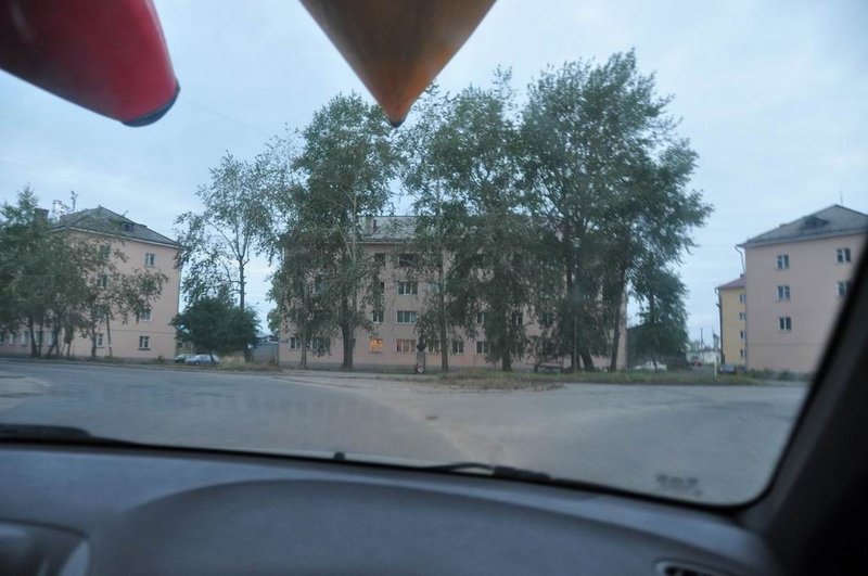 В 5:00 отъезжаем. Один раз по пути остановились в кафе позавтракать. Мой внешний вид в зеркале приводит меня в ужас.    По Карелии ехать одно удовольствие. Дороги изумительные, на асфальте нет привычных волн (они были только в районе Беломорска), дорога не петляет, а потому удобно обгонять. Везде разметка, барьеры-отбойники. Как только въехали в Ленинградскую область, то сразу вспомнили, в какой стране мы живём. Дорожное покрытие всё в заплатках, лес подступает прямо к дороге, при этом дорога всё время куда-то поворачивает: сначала затяжной поворот вправо, потом такой же затяжной поворот влево, а потом опять вправо. Если дорога никуда не поворачивает, значит она поднимается в гору. Из-за этого никакой видимости, обгонять невозможно, за фурами сразу выстраиваются хвосты. Еле плетёмся. Ужас! Примерно в 16:00 въехали в Питер. 