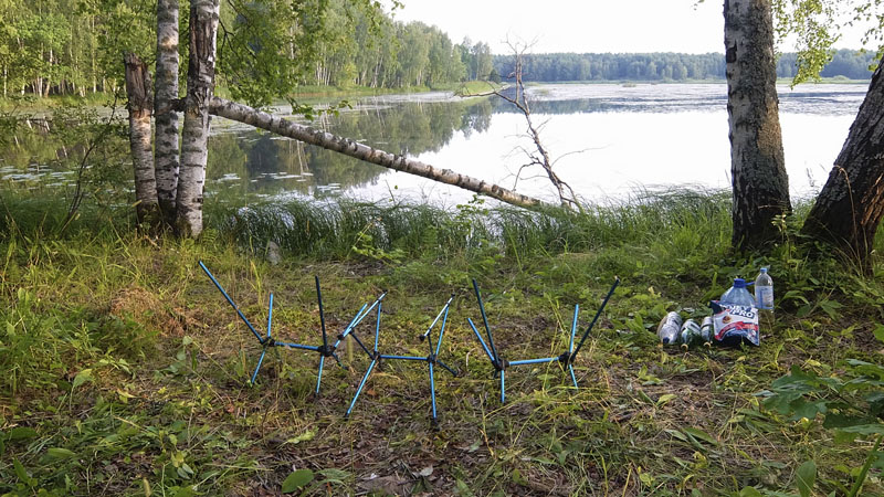 Наша мебель поутру стоит словно обглоданная злобными волками. Но волки здесь не при чём. Матерчатые части стола и стульев были убраны в палатку на случай ночного дождя.