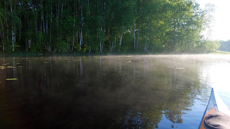 Вода теплее, чем воздух, особенно в местах, освещаемых солнцем. В таких условиях начинается парение воды.