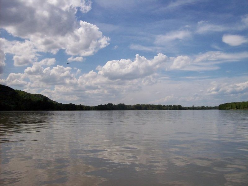 Самолеты летают, а на воде тишина