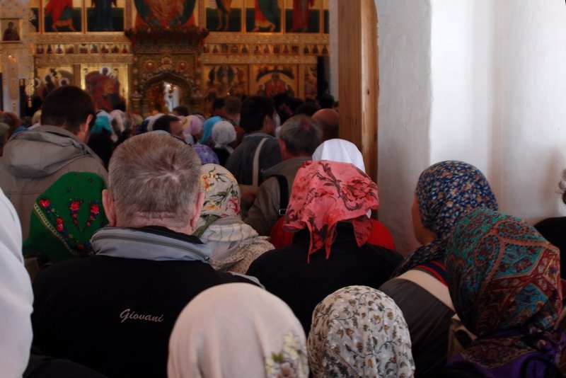 Народ быстро заполнил всё&nbsp;внутреннее помещение храма. Мужчины справа, женщины слева. Многочисленные&nbsp;охранники в штатском просили всех входящих не вести фото и видео съёмку.&nbsp;Началась служба, которая продолжалась два часа. Служба в православном храме,&nbsp;безусловно, величественное действие. К сожалению, это величие было немного&nbsp;подпорчено быдловатого вида охранниками&nbsp;патриарха, которые бесцеремонно бегали по своим охранным делам прямо перед&nbsp;иконами. &nbsp;19:00. После ритуала причащения&nbsp;верующие довольно быстро освободили храм. Ровно в 20:00 из храма вышел&nbsp;патриарх. На улице его уже ждали басурманские повозки и бегающие вокруг них как&nbsp;тараканы охранники с портфельчиками.