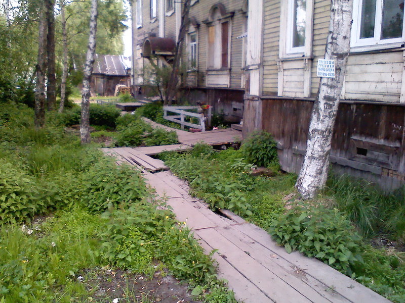 В городе пахнет деревом.

Потом вернулись на вокзал.
Пытались дремать в просторном зале ожидания. Но вставшее низкое северное солнце
било по нам прямой наводкой.&nbsp; 

В 7:30 встретились с водителем
Иваном. Очень прикольный чувак :)&nbsp;У нас для поездки в Онегу заказан грузовичок «Валдай».

В 8:00 мы уже на складе ПЭК. Вид
обрешётки, которую смастерили вышеупомянутые питерские грузчики, разочаровал. 

