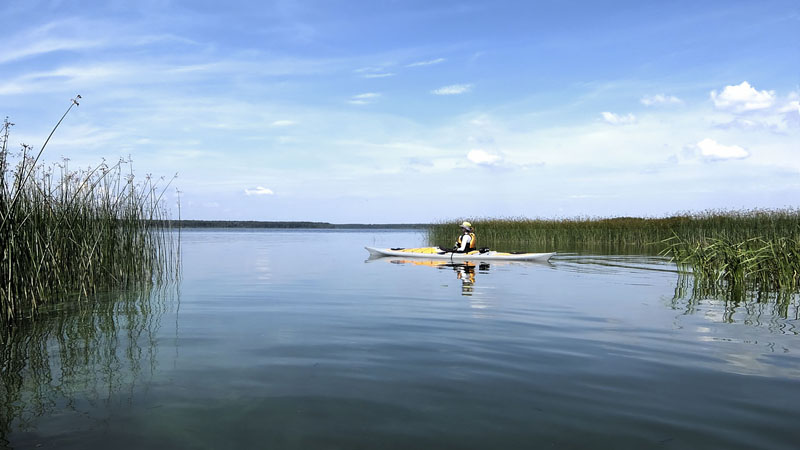 На удивление безветренная погода. Днем на водохранилище обычно усиливается ветер, как правило западный. И успокаивается он только к вечеру. Но вот сегодня приятное исключение. А ведь метеорологи обещали ветер 5-6 м/с с порывами до 10-12. Но они на этот раз не угадали, за что я на них не в претензии.&nbsp; (На корпоративе метеорологов было от 8 до 10 человек. Местами до 12...)