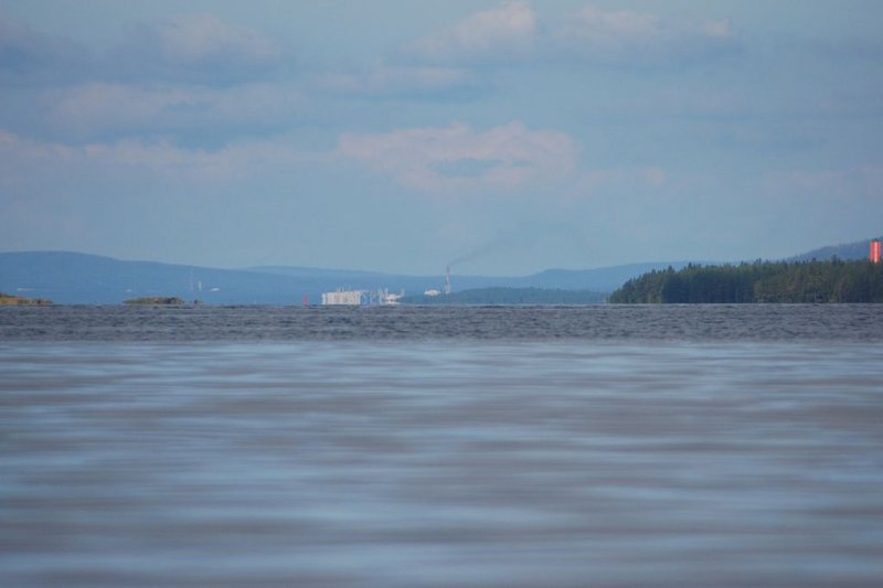 13:58.
Сфотографировал корму судна, удаляющегося в море. Это последний раз, когда я
видел горизонт.