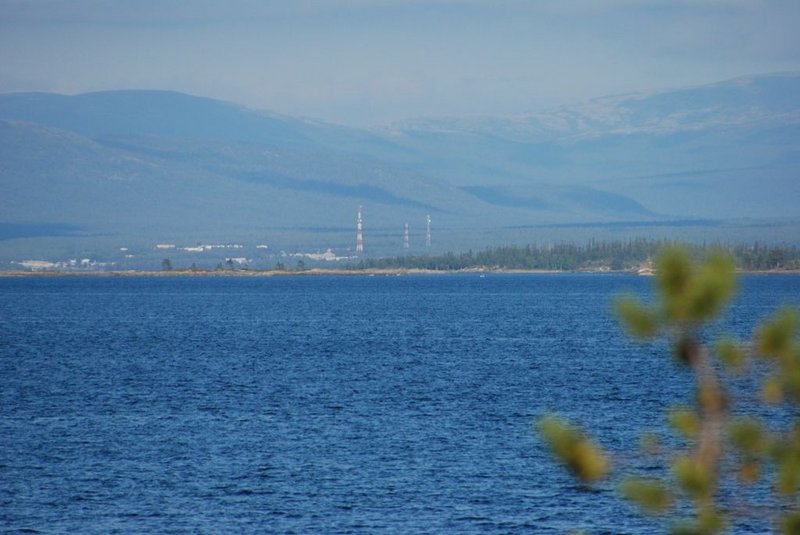 Кандалакша
сейчас заслонена от меня островами, видны только портовые краны. До них от меня
ровно 14 км. Кандалакша
сейчас заслонена от меня островами, видны только портовые краны. До них от меня
ровно 14 км.
