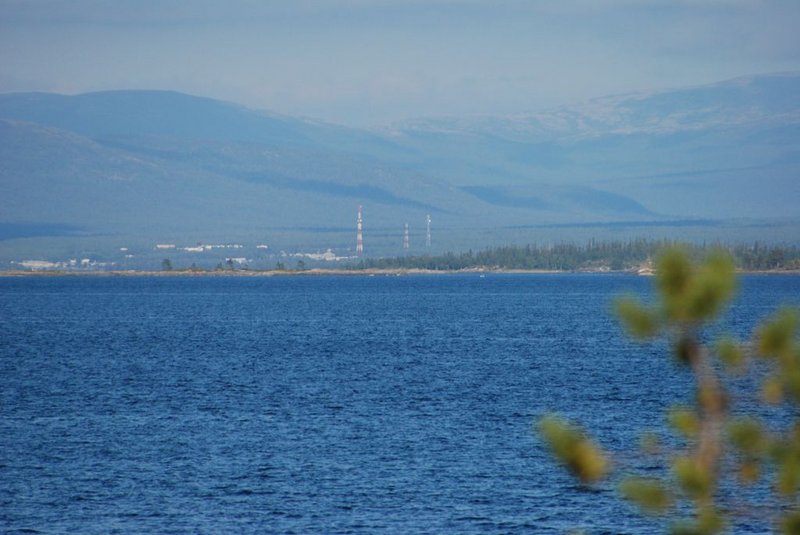 Кандалакша
сейчас заслонена от меня островами, видны только портовые краны. До них от меня
ровно 14 км.