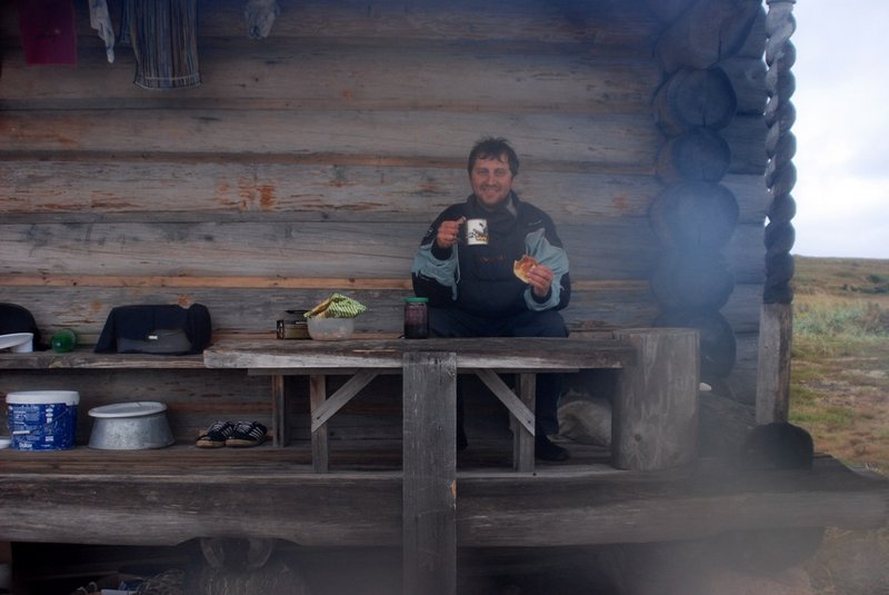 Потом Анатолий дал нам в дорогу&nbsp;конфет и козинаков. К сожалению, фотографироваться с нами он отказался наотрез.15:27. Отчаливаем.