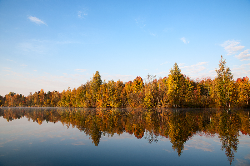 Зеркало воды, чистое небо, запах осеннего леса.  
 
