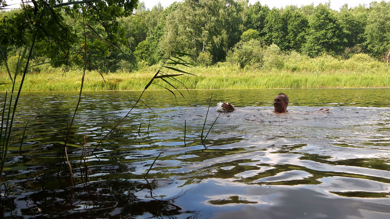 Погружаю свои телеса в
прохладные чистые воды. Испытываю от этого неподдельные положительные эмоции.