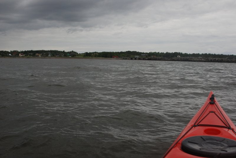 Причаливаем немного не доходя до&nbsp;мыса Выгнаволок. Вдоль берега моря тут идёт грунтовка. С неё нас забирали в&nbsp;2010-м на буханке. А в этот раз мой брат должен приехать за нами на вполне&nbsp;цивильной городской машине. Походив по грунтовке взад и вперёд я обнаружил на&nbsp;ней много громадных луж и песчаных участков, явно рискованных для обычной&nbsp;легковой машины. В итоге удалось найти полянку, на которой мы с Костиком стояли&nbsp;в 2010-м. Это буквально в нескольких сотнях метров от полуразрушенного причала.&nbsp; 
22:57. Перегоняем к этой полянке&nbsp;лодки.