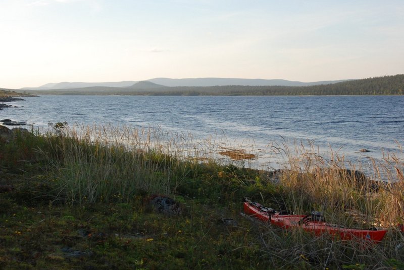 Палатки поставили на части острова, обращённой к морю. Там же готовили еду.&nbsp;