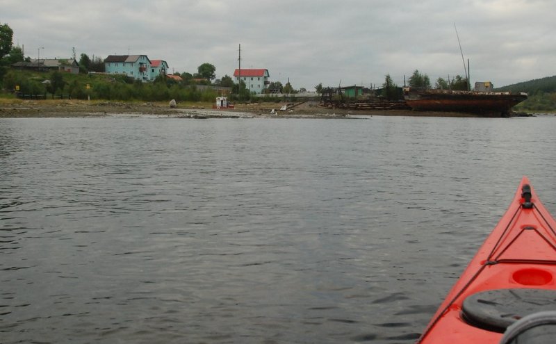 И неудивительно, т.к. буквально в сотне метров располагается двухэтажное здание заповедника. На первом этаже – музей.&nbsp;Табличка на корпусе судна – запрещающая.