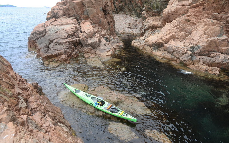 На морском каяке мимо острова Клыкова