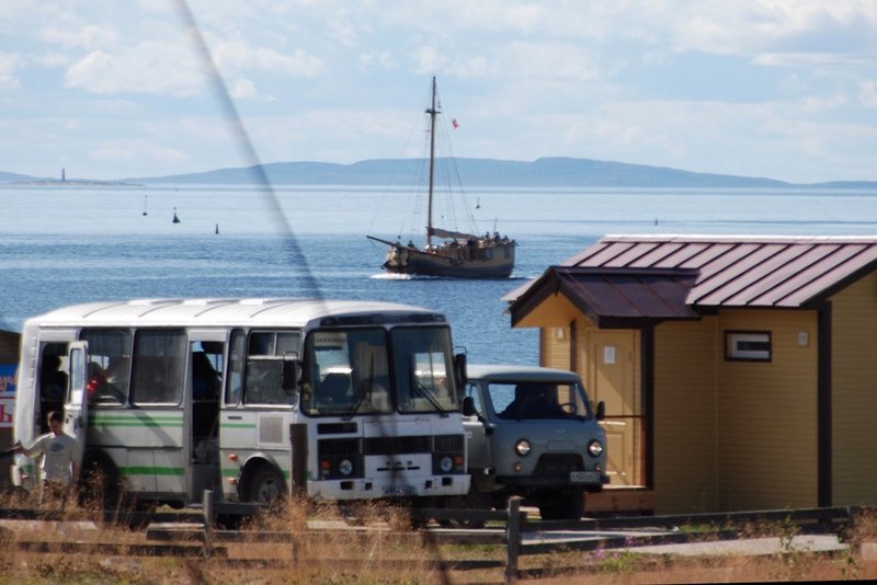 Эта яхта построена на верфи&nbsp;Соловецкого морского музея. Её строили 10 лет и спустили на воду в 2013-м.&nbsp;Представляет из себя уменьшенную на четверть копию одноимённой яхты,&nbsp;существовавшей с 1693 по 1723 и служившей Петру I для плавания по Белому морю. 15:29. Забурились в кафешку.&nbsp;Большой стальной каркас обтянутый тентом.&nbsp;