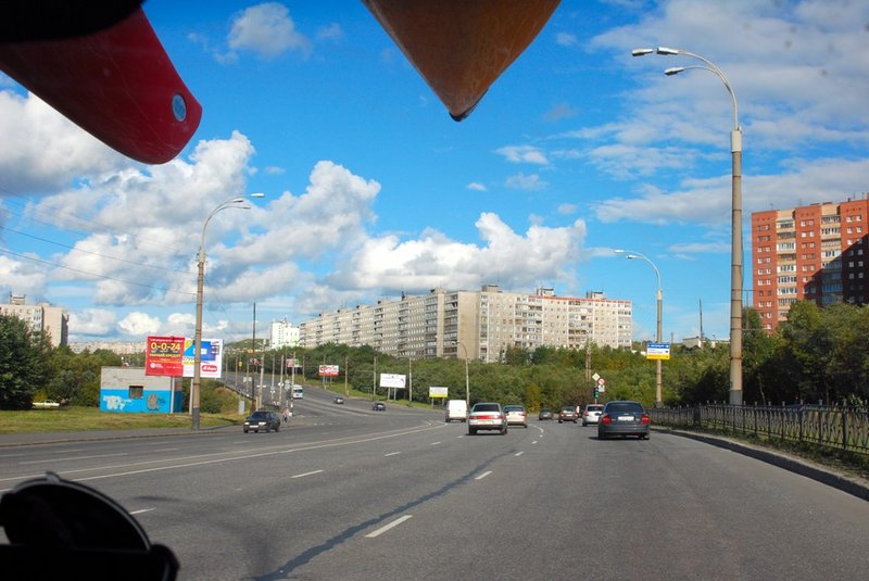 17:00. Мы уже в Деловых линиях. Сдать лодки очень просто: молча выгружаешь их на пандус, их тут же молча ставят на паллеты и
увозят на погрузчике взвешиваться и обмеряться. 
Дают квитанцию, с которой идёшь в соседний офис, где всё оформляют. 

17:50. Мы уже на железнодорожном вокзале. Сдаём рюкзаки в
камеру хранения. Руслан нас потом довёз до кафе. Попрощались и Руслан уехал.
Брать с нас деньги наотрез отказался.  Мы
с Олегом ещё немного покружили по городу, поужинали в кафе. В кафе мы
наконец-то смогли реализовать свои самые сокровенные гастрономические фантазии.
Вот только какие-то они у нас разные оказались: Олег заказал мощный обед из
первого и второго, я же себе заказал тарелку мороженного и молочный коктейль.
Потом зашли в книжный, купили по книжке и вернулись на вокзал. На вокзале меня
сразу вырубило прямо с книжкой в руках, только время от времени просыпался и
посматривал на часы. Олег при этом в совершенно бодром расположении духа
спокойно сидел и читал свою книжку. Как будто и не было у него только что
десятидневного похода. Вот как ему это удаётся? 

30 августа, пт.

1:30. Сели в поезд. Застелили свои полки и легли спать.
Утром друг другу признались, что наши самонадувные коврики мягче, чем полки и
матрасы в поезде.

В 6:00 проехали Кандалакшу. После Кандалакши я с жадностью
ждал, когда за окном появится панорама Кандалакшского залива с одной стороны и
губы Канда с другой. Уже родные места! Направление потока под мостом было из
губы в море. 

31 августа, сб.

5:30. Уже в Питере на Ладожском вокзале. 

P.S. Наши
с Олегом мнениями о сложности пройденного маршрута кардинально разошлись. По
мнению Олега, поход получился простым и приятным, никакого экстрима, просто
хорошая прогулка вдоль берега, ну разве что против ветра иногда тяжело было
грести. Я же наоборот, как груз с плеч сбросил и был неслыханно рад, что всё
наконец-то завершилось и завершилось благополучно. Вот только чего я так боялся до сих пор не пойму. Не с водопадов же прыгали.  