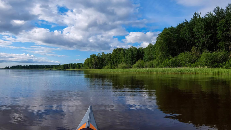 Гребу безо всякого напряга по ровной воде. Как же удачно я выбрал времечко для перехода!