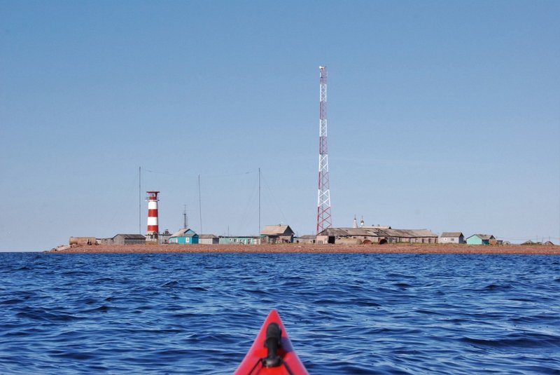 На берегу стоит маяк, вышка связи, метеорологическая площадка.