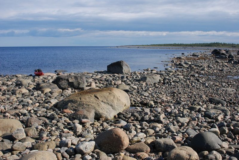 Сейчас
отлив, уровень воды минимальный. От залива рядом с этим мысом остались только
лужи среди камней.