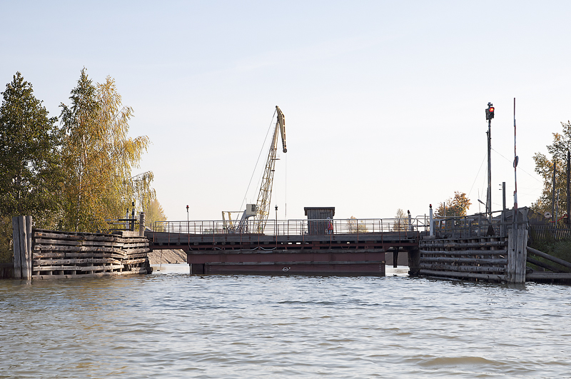 Вход в Кузьминский канал. За понтонным мостом кипит строительство. 
 

