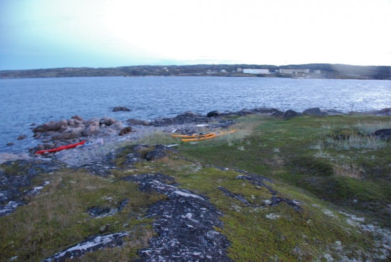 С северной (мористой) стороны острова в этом месте вдаётся бухта.