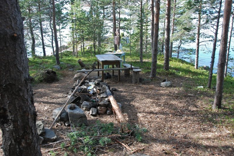 Запоминаем, может пригодиться.  Отправляемся на поиски лабиринта. Предполагаем, что к нему должна вести мощная тропа. Тропы есть, шикарные пляжи есть. А лабиринта нет.