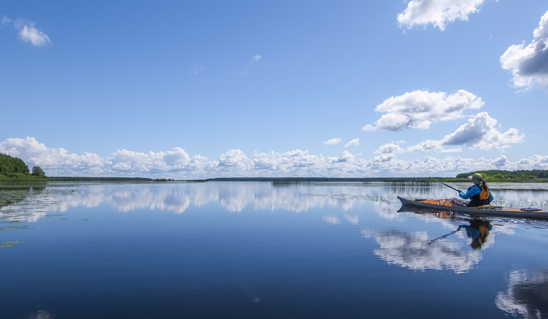 На водохранилище тоже царит редкая для этих мест ясная и одновременно безветренная погода. В прошлом году водохранилище так меня не баловало. Наверное, дело в Катюхе – привезла хорошую погоду в наши края.