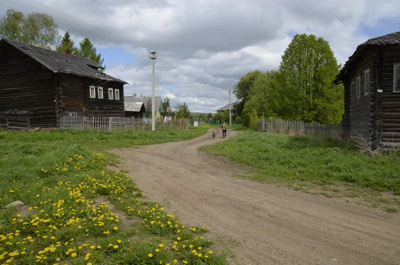 На зиму в огромной деревне остается менее десятка жителей.