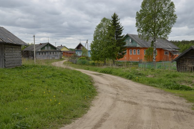 Деревня вполне жилая, встречается и новодел. Сразу видно, что цивилизация близко.