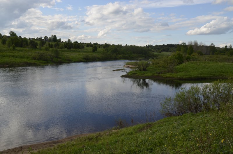 Место впадения реки Сямжена (на фото справа)