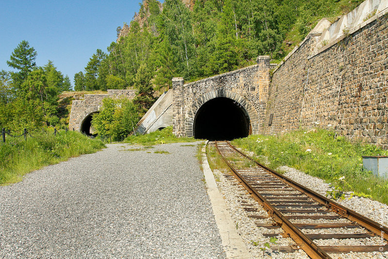  Место в первую очередь знаменито 
тем, что здесь находятся два параллельных тоннеля. Один из тоннелей был брошен 
после строительства в связи с частыми скальными обвалами,  и проложен новый, более длинный и затратный. 