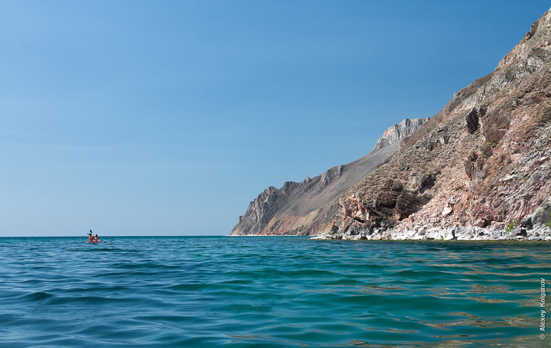 Северный Байкал закончился, начался пролив Малое море. Вода ощутимо холоднее, это ощущалось еще ночью, когда стали подмерзать в палатках. Часто дует «Баргузин», он нас и подгонял. Много толчеи, которая&nbsp; местами даже там, где ее быть не должно - достаточно далеко от&nbsp; берега. Появились вышки сотовой связи, во многих заливах автотуристы. Сильно изменилась природа, взамен северобайкальского сочного леса – степи и голые холмы. 