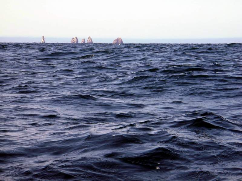 Кекуры Пять Пальцев. Море холмистое, но на снимке трудно показать размер волн.
