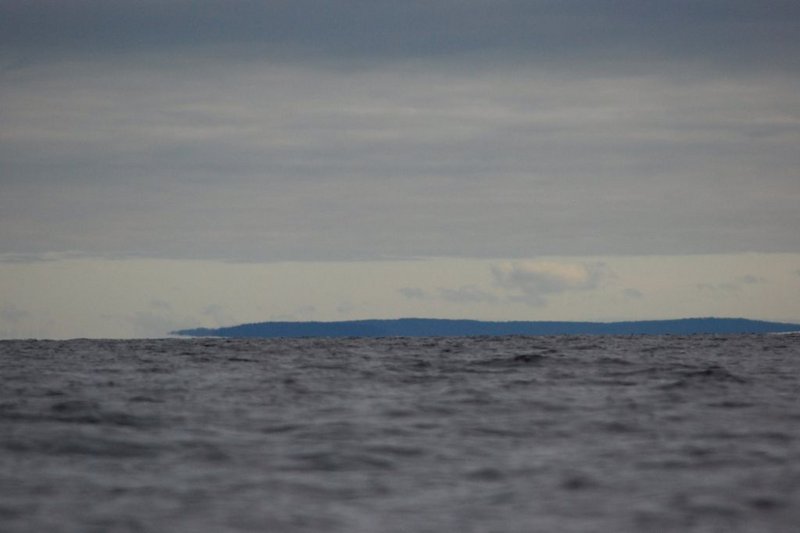 Облака
постепенно стали разряжаться, море стало голубым.9:56.
Достиг Пежострова. Пройдено ровно 10 км!!! Ещё день не начался, а уже треть
нормы сделал!!!
Передо
мной очередной пролив, называется Прямая Салма. Впереди на горизонте видны
тёмно серые полоски островов. Беру курс на самый крайний из них. Это либо
Кишкин, либо Черемшиха, либо Сидоров. Там на месте разберусь. Мне на Сидоров,
на самый дальний. Облака
постепенно стали разряжаться, море стало голубым.9:56.
Достиг Пежострова. Пройдено ровно 10 км!!! Ещё день не начался, а уже треть
нормы сделал!!!
Передо
мной очередной пролив, называется Прямая Салма. Впереди на горизонте видны
тёмно серые полоски островов. Беру курс на самый крайний из них. Это либо
Кишкин, либо Черемшиха, либо Сидоров. Там на месте разберусь. Мне на Сидоров,
на самый дальний. 