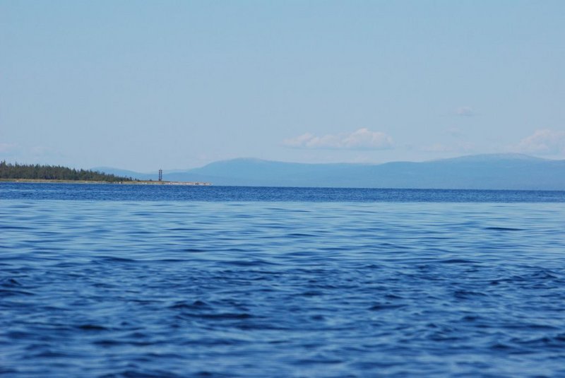 По-прежнему
продолжают попадаться медузы. Удивляет вода. Если утром у берега она у меня была
кристально прозрачная, то сейчас вдали от берега она насыщена какими-то
частичками.